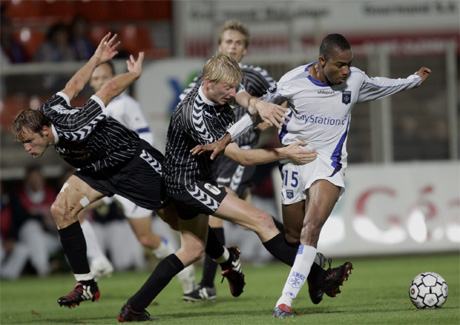 Allan Gaarde, Aalborg i midten og Bonaventure Kalou, Auxerre, til hyre, i Uefa-cupkamp 30 sept. 2004. Foto: AP/ Francois Mori