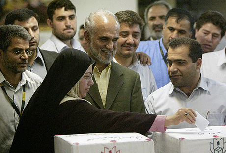 Den reformvennlige kandidaten Mostafa Moin ser på mens hans konse Zahra Assadirad stemmer i presidentvalget fredag. Foto:AFP/Scanpix.