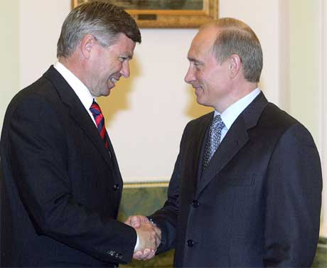 Kjell Magne Bondevik og Vladimir Putin undertegnet en samarbeidsavtale i Moskva i dag. (Foto: Scanpix / AFP)