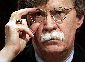 KRIGERSK: USAs FN-ambassadør John Bolton ser ikke bort fra bruk av militærmakt mot Iran dersom landet ikke skrinlegger atomplanene sine. (Foto: Reuters/Scanpix). 