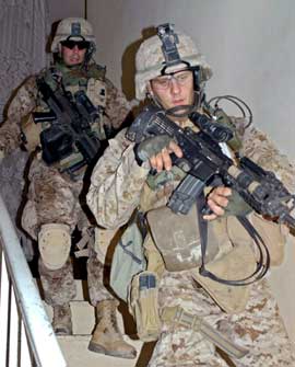 Soldater fra US Marines leter etter opprørere i Ramadi. (Foto: Scanpix / AFP / US Marines)