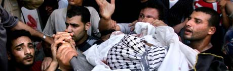 Sørgende bærer den drepte Jihad-aktivisten til begravelse i Gaza søndag. (Foto: S.Salem, Reuters)