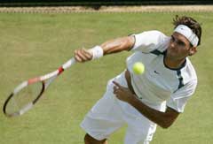 Roger Federer server mot Ivor Minar. (Foto: AP/Scanpix)