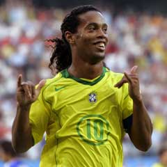 Ronaldinho jubler etter Brasil andre mål. (Foto: Reuters/Scanpix)