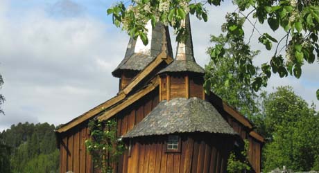 Hol gamle kyrkje fra 1200-tallet . FOTO: Gunnar Grimstveit, NRK.