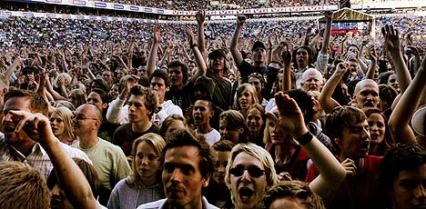 Rundt 25.000 mennesker var samlet på Ullevaal stadion i Oslo for å oppleve det amerikanske rockebandet R.E.M. onsdag kveld. Foto: Knut Falch, Scanpix.