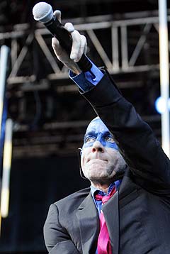Michael Stipe var vokalist og frontfigur i R.E.M. på scenen under bandets konsert på Ullevaal stadion i Oslo onsdag kveld. Foto: Knut Falch, Scanpix.