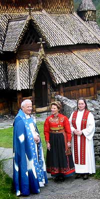Dronning Sonja ved Borgund stavkyrkje - foto Kjell Arvid Srølen NRK