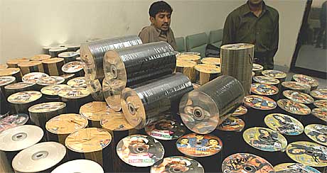 Tusenvis av konfiskerte piratkopierte CD-er i Pakistan. Foto: Scanpix.