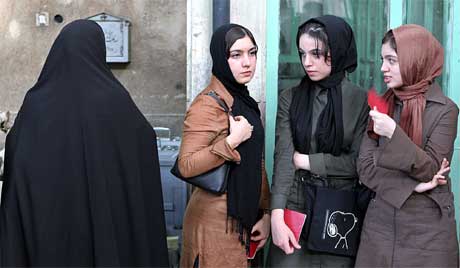 Iranske kvinner utenfor et stemmelokale i Teheran. Valgoppslutningen var rundt 56 prosent, sier myndighetene. (Foto: AP/Scanpix)
