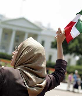 En eksil-iraner demonstrerer utenfor Det hvite hus. Valget kan undergrave tilnærmingen mellom Iran og Vesten. (Foto: AFP/Scanpix)