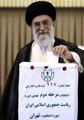 Irans øverste åndelige leder ayatolla Ali Khamenei avgir stemme i valget. (Foto: Reuters/Scanpix)