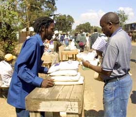 Den svarte økonomien har bidratt til å holde liv i mange fattige familier i Zimbabwe. Her selges sukker på markedet i Mbare i Harare. (Foto: AFP/Scanpix)