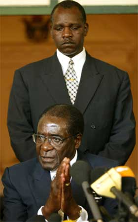 Zimbabwes president Robert Mugabe river bydeler i kamp mot ulovlig handel. (Foto: AP/Scanpix)