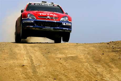 Sèbastien Loeb leder Rally Akropolis. Vinner han blir det hans femte seier på rad i VM. REUTERS/Yannis Behrakis /Scanpix Sèbastien Loeb leder Rally Akropolis. Vinner han blir det hans femte seier på rad i VM. REUTERS/Yannis Behrakis /Scanpix