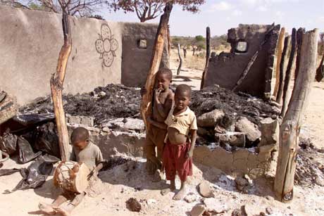 Barn i ruinene av deres hjem i Bulawayo, 450 km sør for Harare. (Foto: Reuters/Scanpix)