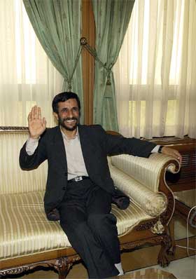 Mahmoud Ahmadinejad blir Irans nye president. (Foto: AP/Scanpix)