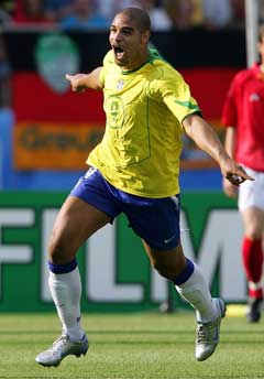 Adriano jubler etter å ha gitt Brasil ledelsen. (Foto: AP/Scanpix)