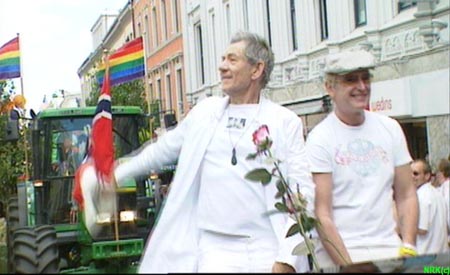Sir Ian McKellen, som spilte Gandalv i Ringenes Herre-filmene, gikk helt foran i Europride-paraden. (Foto: NRK)