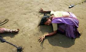 En indisk kvinne i Cuddalore sørger over sin døde mann etter tsunamien. Den fattige lokalbefolkningen ble hardest rammet av katastrofen. (Foto: Reuters/Scanpix)