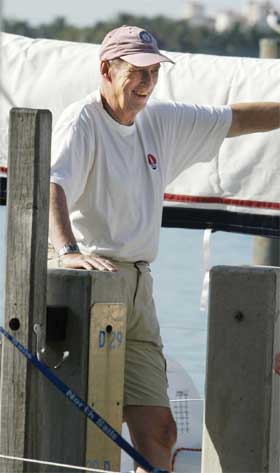 Kong Harald elsker å seile, her under regattaen i Miami i USA i fjor. (Foto: Jarl Fr. Erichsen/Scanpix)