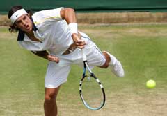 Feliciano Lopez slår et slag til Mario Ancic. (Foto: AFP/Scanpix) Feliciano Lopez slår et slag til Mario Ancic. (Foto: AFP/Scanpix)
