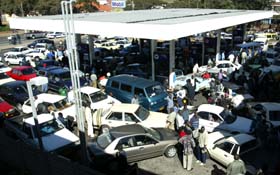 Slik så det ut på en bensinstasjon i Harare som fikk bensin å selge i dag. Drivstoffkrisen gjør at folk bruker store deler av dagen på å gå fram og tilbake til jobb. (Foto: AP)
