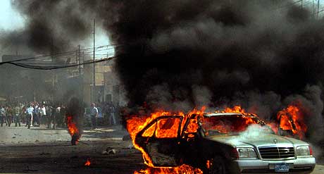IRAK: En bil brenner etter angrepet p en bilkolonne i Kirkuk. Foto:  Yahya Ahmed, AP