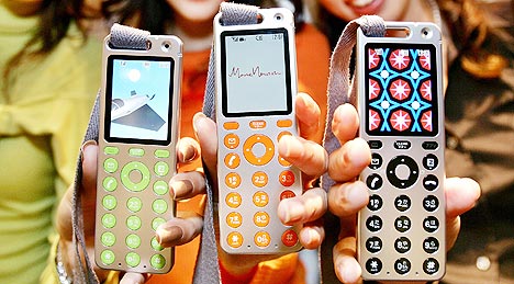 3G Mobiltelefoner av denne typen, som er blitt lansert i det japanske markedet, vil kunne laste ned musikk med en hastighet på 2,4 Mbps. Foto: Yoshikazu Tsuno, AFP Photo / scanpix.