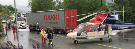 Mannen i personbilen er send til sjukehus med ambulansehelikopter. Foto: MøreNytt. Mannen i personbilen er send til sjukehus med ambulansehelikopter. Foto: MøreNytt.