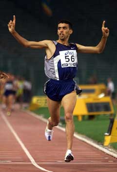 Hicham El Guerrouj løper inn til ny verdenrekord på en engelsk mil under Golden League-stevnet i Roma i 1999. (Foto: AP/Scanpix)