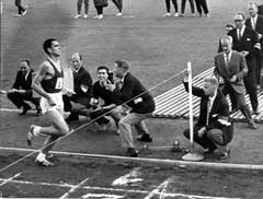 Ron Clarke løper inn til legendariske 27.39,4 på 10.000 meter i 1965. (Foto: NTB, SCANPIX)