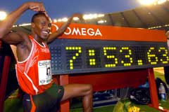 Saïf Saaeed Shaheen viser frem verdensrekorden på 3000 m hinder han satte i Brussel i 2004. (Foto: AP/Scanpix)