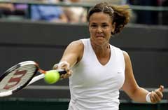 Lindsay Davenport slår en retur til Svetlana Kuznetsova. (Foto: AP/Scanpix) Lindsay Davenport slår en retur til Svetlana Kuznetsova. (Foto: AP/Scanpix)