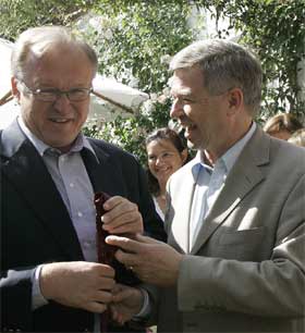 Sveriges statsminister Göran Persson og avtroppende statsminister Kjell Magne Bondevik var gjester i sendingen. (Arkivfoto)