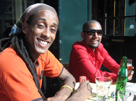 Biniam Yhidego og Seare Mekonnen nyter solskinnet på en Oslo-kafé. Foto: Else Karine Archer, NRK. Biniam Yhidego og Seare Mekonnen nyter solskinnet på en Oslo-kafé. Foto: Else Karine Archer, NRK.