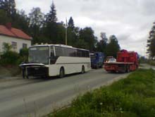 Bussen skulle svinge til venstre mot Lian da den ble påkjørt bakfra. MMS-foto: NRK / Anders Werner Øfsti