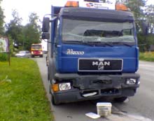 Lastebilen kjøte inn i bussen bakfra og fikk skader i fronten. MMS-foto: NRK / Anders Werner Øfsti