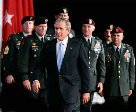 Amerikanske militære, under ledelse av sin øverstkommanderende, det vil si USAs president, kommer til å bli lenge i Irak. Det ble klart i George W. Bushs tale på flybasen Fort Bragg. (Foto: Larry Downing / Reuters / Scanpix)