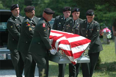 At amerikanske soldater blir drept i Irak påvirker den amerikanske folkemeningen. Her blir en soldat som ble drept i Irak, begravet i hjembyen i Tennessee 4. juni i år. (Foto: Jeff Adkins / Knoxville News-Sentinel / AP / scanpix) 