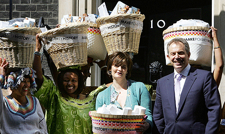Statsminister Tony Blair og hans kone Cherie tok imot kvinner som representerer kampanjen "Gjør fattigdom historie" utenfor statsministerboligen i Downing Street. Foto: AFP/Scanpix. Statsminister Tony Blair og hans kone Cherie tok imot kvinner som representerer kampanjen "Gjør fattigdom historie" utenfor statsministerboligen i Downing Street. Foto: AFP/Scanpix.
