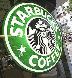 Starbucks har tidligere inngått avtaler med Joni Mitchell, Alanis Morisette og Ray Charles. Sistnevnte solgte over 3 millioner album i kaffekjedens butikker. Foto: Scanpix.