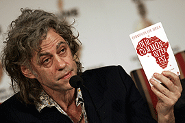 20 år etter Band Aid kjemper Bob Geldof nok en gang for Afrikas sak. Foto: AP/Scanpix 20 år etter Band Aid kjemper Bob Geldof nok en gang for Afrikas sak. Foto: AP/Scanpix