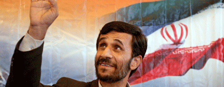 Irans nye president Mahmoud Ahmadinejad hilser journalister etter valget. Foto: Reuters/Scanpix.