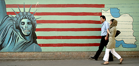 Et iransk par går forbi muren utenfor den tidligere amerikanske ambassaden i Irans hovedstad Teheran. Foto: Reuters/Scanpix.