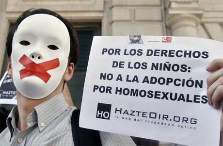 En motstander av homoekteskap og adopsjon demonstrerer i Madrid.(Foto:AP/Scanpix)