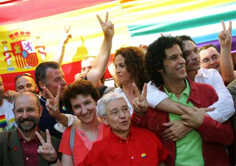 En gruppe homofile og lesbiske i Madrid feirer den nye loven.(Foto:AFP/Scanpix)