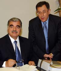 To nære allierte - tidligere statsminister Rafik al-Hariri (t.v.) og Fuad Siniora,. Bildet er fra 2003. (Foto: M.Azakir, Reuters)