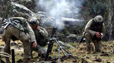 Geriljakrigere i Kunar-fjellene har gjennom historien stått imot mange store hærer. Her fra et amerikansk angrep i 2003. (Foto: AP)