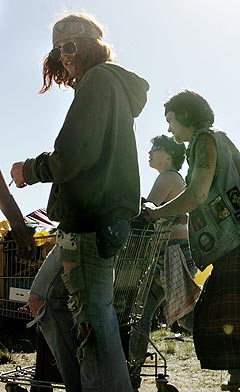 Et musikksultent publikum er igjen på vei inn på campingen på Roskilde. Foto: Kristian Juul Pedersen, Scanpix. Et musikksultent publikum er igjen på vei inn på campingen på Roskilde. Foto: Kristian Juul Pedersen, Scanpix.